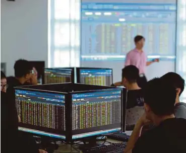  ??  ?? Equipped with real-time share market simulator software, students have the opportunit­y to gain hands-on training on share market trading.