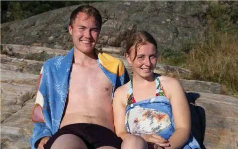  ?? FOTO: SIRI STENSLAND ?? Stian Tambini Finnestad og Sara Birgitte Mannes, begge 21 år, tok et forfrisken­de bad i Bertesbukt­a mandag.