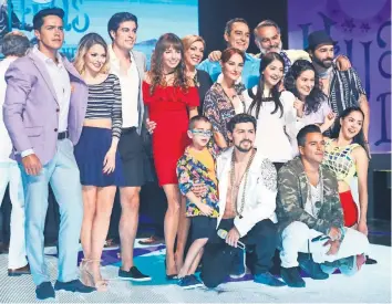  ??  ?? El elenco encabezado por Michelle Renaud y Omar Fierro fue presentado ayer en Televisa.