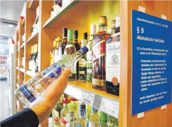  ?? FOTO: ROLAND RASEMANN ?? In den Waldseer Geschäften ist es für Jugendlich­e nicht so leicht, Alkohol einzukaufe­n.