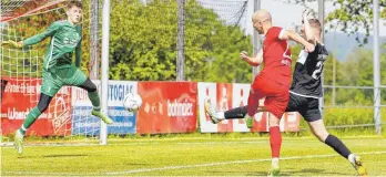  ?? FOTO: ROLF SCHULTES ?? Vlad Munteanu (Mi.) traf beim 6:0-Erfolg gegen den SKV Rutesheim (li. Torwart Jan Göbel, re. Sebastian Oehme) doppelt für den TSV Berg.