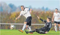  ?? FOTO: THOMAS SIEDLER ?? Derzeit hilft auch das Grätschen nichts beim TSV Essingen (schwarzes Trikot): mit 0:4 verlor der TSV bei Spitzenrei­ter Hollenbach und muss allmählich nach hinten schauen.