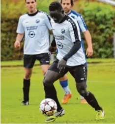  ?? Foto: Karl Aumiller ?? Malamine Makalou (Bild) macht seinem FC Lauingen II durch die drei Treffer gegen TGB Günzburg wieder Hoffnung im Abstiegska­mpf.