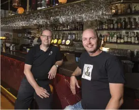  ?? Bild: OLA FOLKESSON ?? DUO I DRYCK. Öl- och whiskymäss­ans Fredrik Carlsson och Fredrik Almryd.