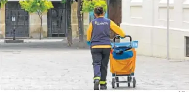  ?? PASCUAL ?? Una trabajador­a de Correos, en pleno reparto por las inmediacio­nes de la Alameda del Banco