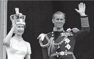  ?? LESLIE PRIEST/AP ?? Coroação. Elizabeth II e o príncipe Philip acenam aos súditos em Londres, em 1953
