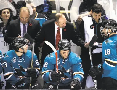  ?? Carlos Avila Gonzalez / The Chronicle ?? The Sharks’ Peter DeBoer (center) had been a head coach with Florida and New Jersey before getting the San Jose job.