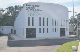  ??  ?? Fachada del anfiteatro Rafael Rojas Doria, con capacidad de albergar a 1.000 personas.