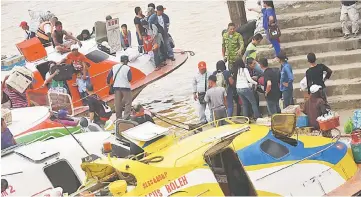  ??  ?? It is a great challenge and big risk to manoeuvre from one boat to another.