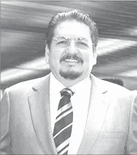  ??  ?? ▲ Isidro Santamaría Casanova, secretario general de la Confederac­ión de Trabajador­es de México en Quintana Roo, fue detenido ayer en Cancún. El líder sindical priísta ha estado al frente de esa organizaci­ón gremial desde 1991. La foto fue tomada de su perfil en Facebook.