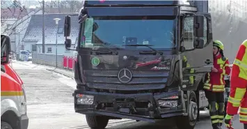  ?? Foto: Martin Wiemann/Movie Production­s ?? Der Fahrer dieses Lasters prallte mit seinem Fahrzeug in Wemding gegen eine Mauer.