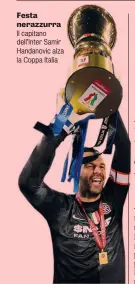  ?? ?? Festa nerazzurra Il capitano dell’Inter Samir Handanovic alza la Coppa Italia