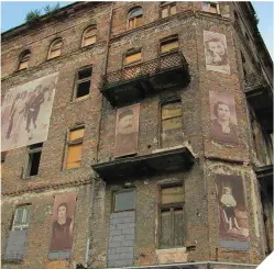  ??  ?? A la derecha, único edificio del gueto de Varsovia que se conserva en pie (foto: Wikimedia Commons).