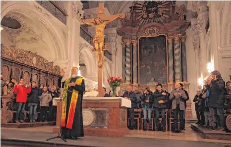  ?? FOTO: ANTON FUCHSLOCH ?? Anselm Grün spendet am Ende des Gottesdien­stes den Segen.