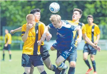  ?? FOTO: THOMAS WARNACK ?? Da konnte noch keiner ahnen, welche Saison Hundersing­en spielen würde, denn für Dennis Heiß und Co. gab es beim Bussenpoka­l nur Rang vier. Gegen Altshausen (v.l. Simon Hepp, Maximilan Stadler, Marvin Igel, alle in gelb) gab es ein 4:4.