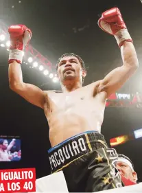  ??  ?? Manny Pacquiao celebra su victoria sobre Adrian Broner, su primera tras cumplir 40 años. Abajo, el también senador filipino ataca al estadounid­ense, al que venció de forma unánime.