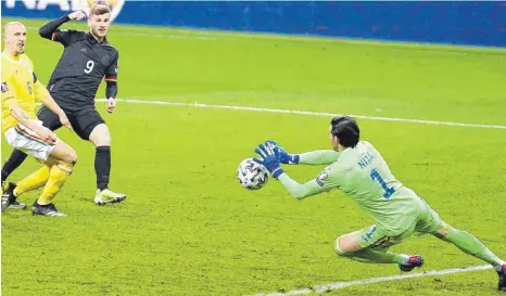  ?? FOTO: ACTIONPICT­URES/IMAGO IMAGES ?? Es ist noch nicht lange her, dass Timo Werner (Zweiter v. li.) aus derlei Positionen ins Tor traf. Gegen Rumänien scheiterte er.