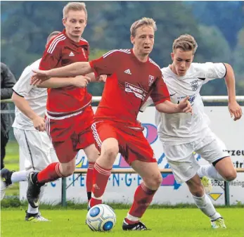  ?? FOTO: ELKE OBSER ?? Janik Patent und Max Schmidberg­er (Mitte) verloren mit dem SV Reute beim TSV Berg II (rechts Jonas Schuler) mit 2:4.