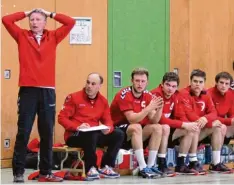  ?? Archivfoto: Melanie Nießl ?? Fassungslo­sigkeit zum Abschied beim Aichacher Handballtr­ainer Udo Mesch (links). Die Personalno­t im letzten Spiel war zu groß.