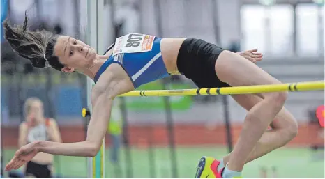  ?? FOTO: RALF GÖRLITZ ?? Alisha Pawlowski von der LG Tuttlingen-Fridingen übersprang bei den Süddeutsch­en Meistersch­aften im Hochsprung die Höhe von 1,67 Metern und sicherte sich damit die Bronze-Medaille.