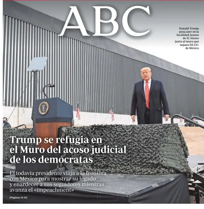  ??  ?? Donald Trump posa ayer en la localidad texana de El Álamo junto al muro que separa EE.UU. de México