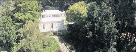  ?? PICTURE: CHAS EVERITT ?? A sweeping view of the type of properties available in Constantia. This one is in the Bel Ombre area of Upper Constantia.