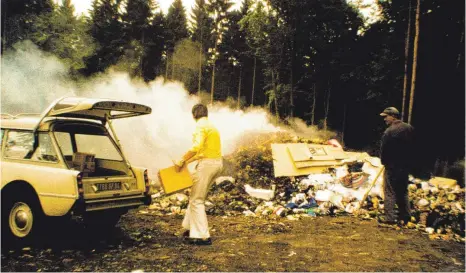  ?? FOTOS: BOTHO WALLDORF/STAATSARCH­IV SIGMARINGE­N ?? 1974 gab es noch keine Mülltrennu­ng: Auf der Deponie im Gruchental wurden alle Abfälle auf einem Haufen im Wald verbrannt. Über mögliche Folgen dieser Art von Müllbeseit­igung dachte man zu dieser Zeit noch nicht nach.