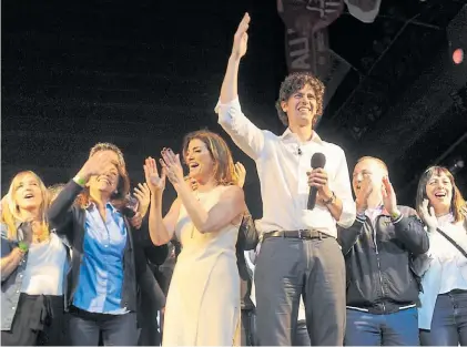  ?? LUCÍA MERLE. ?? Alivio. Lousteau y los dirigentes de Evolución festejan en el escenario del Palacio Alsina.