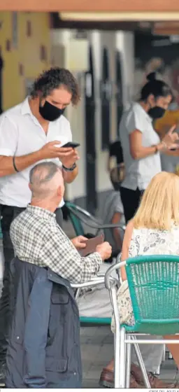 ?? JORGE DEL ÁGUILA ?? Un camarero atiende a unos clientes en el Campo de Gibraltar.