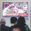  ?? Ap / ahn young-joon ?? Surcoreano­s observan la noticia de la explosión en Seúl.