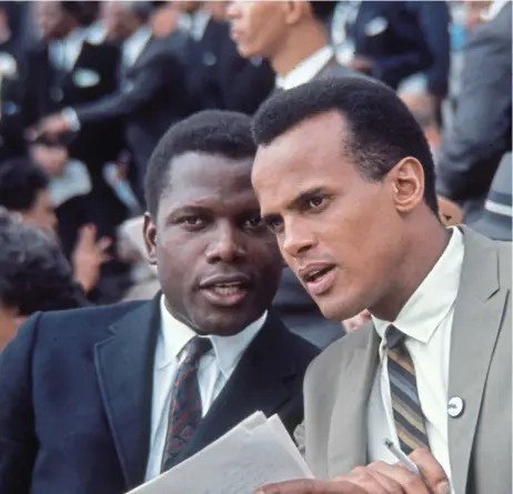 ?? Foto: Francis Miller/ LIFE ?? Vereint in der Bürgerrech­tsbewegung: Sidney Poitier (links) und Harry Belafonte am 28. August 1963 in Washington DC vor einer Ansprache.