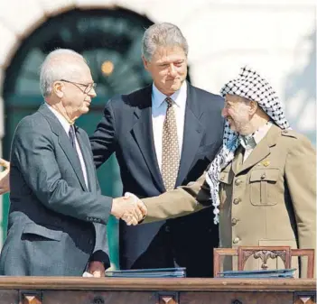  ??  ?? ► Isaac Rabin, Bill Clinton y Yasser Arafat, el 13 de septiembre de 1993.