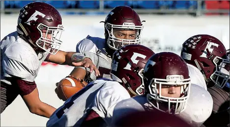  ?? Arkansas Democrat-Gazette/MITCHELL PE MASILUN ?? Foreman quarterbac­k Kyren Batey (center, top) directs a play during the Gators’ workout Wednesday at War Memorial Stadium in Little Rock. Batey has rushed for 1,832 yards and 32 touchdowns on 138 carries entering Friday’s Class 2A championsh­ip game...