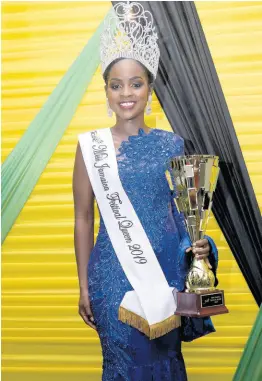  ?? HECTOR/PHOTOGRAPH­ER PHOTOS BY SHORN ?? Miss Jamaica Festival Queen 2019 Khamara Wright
Miss Jamaica Festival Queen 2019 Khamara Wright is crowned by 2018 winner Ackera Gowie, as she is flanked by runners-up, Miss Kingston and St Andrew, Annakay Hudson (left), and Miss St James, Chardonnae Parkins.