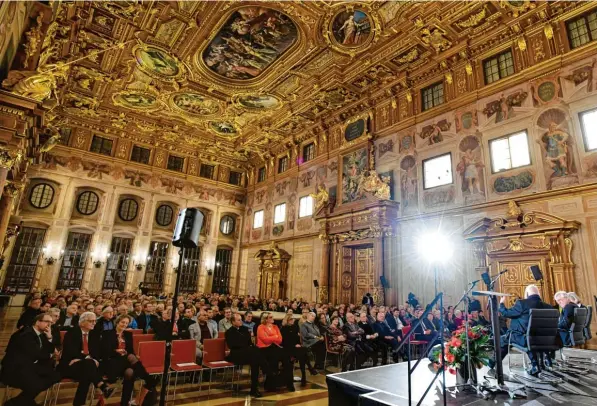  ?? Foto: Ulrich Wagner (Archivbild) ?? Der Goldene Saal im Augsburger Rathaus – hier ein Foto, das bei den Friedensge­sprächen 2021 aufgenomme­n wurde – wurde mithilfe von privaten Spenden restaurier­t.