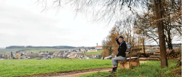  ?? Fotos: Barbara Wild ?? Wer auf dieser Bank Platz genommen hat, der hat die Wanderrund­e „Rund um Wolferstad­t“schon fast geschafft. Das Ziel – mit einer Brotzeit im Gasthaus – liegt direkt vor einem.