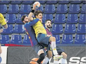  ?? FOTO: PEP MORATA ?? Ludovic Fábregas sujeta a Paco Barthe en los seis metros y le impide lanzar a portería