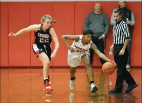  ?? GENE WALSH — DIGITAL FIRST MEDIA ?? Germantown Academy’s Jaye Haynes reaches for a loose ball near Carroll’s Erin Sweeney.