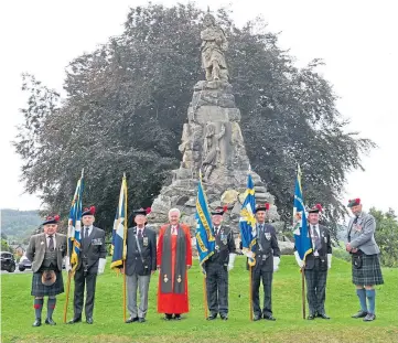  ??  ?? MEMORIAL: Leading figures at the ceremony beside the monument at Aberfeldy.