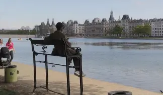  ?? ?? An overly tall bench installed on the river bank in Copenhagen