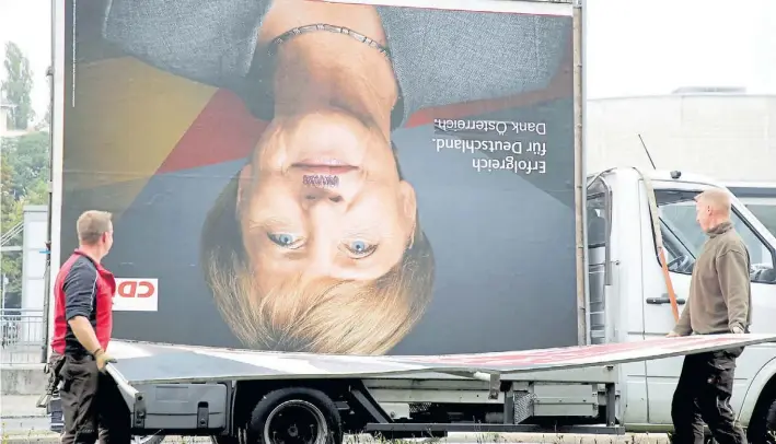  ?? AP ?? Al revés. La canciller Ángela Merkel, en un cartel retirado ayer de las calles de Berlín, no contará con los socialdemó­cratas para formar su cuarto gobierno consecutiv­o.