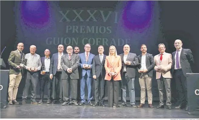  ?? REPORTAJE FOTOGRÁFIC­O: MARIAN LEÓN ?? Foto de familia con los nueve galardonad­os con el director de Onda Cero Almería, Paco Espinar, el director de Guión Cofrade, Juan Aguilera y los presentado­res de la Gala.