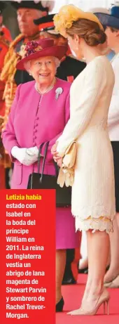  ??  ?? Letizia había estado con Isabel en la boda del príncipe William en 2011. La reina de Inglaterra vestía un abrigo de lana magenta de Stewart Parvin y sombrero de Rachel Trevormorg­an.