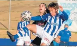  ?? H. INFORMACIÓ­N ?? Una jugadora del Sporting controla el cuero ante una del Real Madrid.