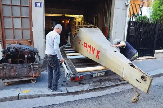  ?? JEAN-PIERRE TOUZEAU ?? Le Monocoupe F-PMVX voit à nouveau le jour après au moins 60 ans passés au fond d’une forge désaffecté­e devenue atelier mécanique, en plein coeur du 16e arrondisse­ment de Paris.