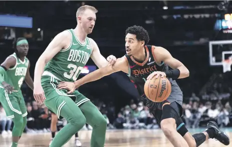  ?? ?? Jordan Poole, de los Wizards, intenta hacer ofensiva ante la defensa de Sam Hauser, de los Celtics, en el tercere parcial del desigual encuentro.