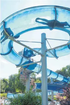  ?? FOTO: DEREK SCHUH ?? Um ungefähr 20 Prozent ist die Besucherza­hl im Freibad Nessenrebe­n in Weingarten heuer gestiegen.