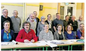  ??  ?? Le comité d’organisati­on avec au centre, Christian Douet (directeur MFR) et Marinella Leplu (présidente de l’associatio­n du comice).