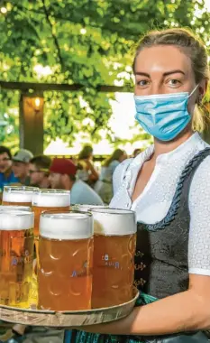  ?? Archivfoto: Ralf Lienert ?? Im Sommer 2020 öffneten Biergärten mit Schutzkonz­ept.