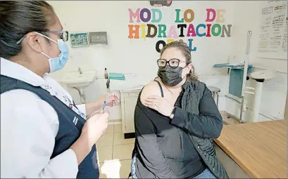  ?? ?? ▲ Vacunación en la clínica de especialid­ades número 6, colonia Juárez, en la alcaldía Cuauhtémoc, de la CDMX. Foto María Luisa Severiano